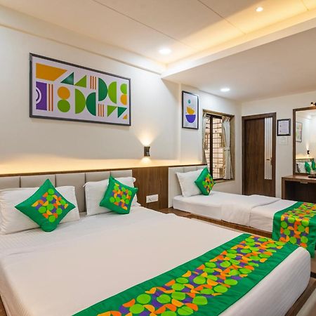 Treebo Petals Banquet & Suites - Калькутта Экстерьер фото